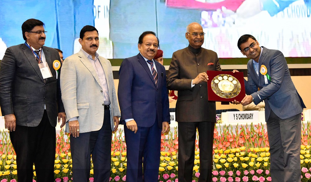The President, Ram Nath Kovind presented an award at the Foundation Day of CSIR and Celebration of conclusion of CSIR Platinum Jubilee Year, in New Delhi on September 26, 2017. The Union Minister for Science & Technology, Earth Sciences and Environment, Forest & Climate Change, Dr Harsh Vardhan, the Minister of State for Science & Technology and Earth Sciences, YS Chowdary and the DG, CSIR, Dr Girish Sahni are also seen.